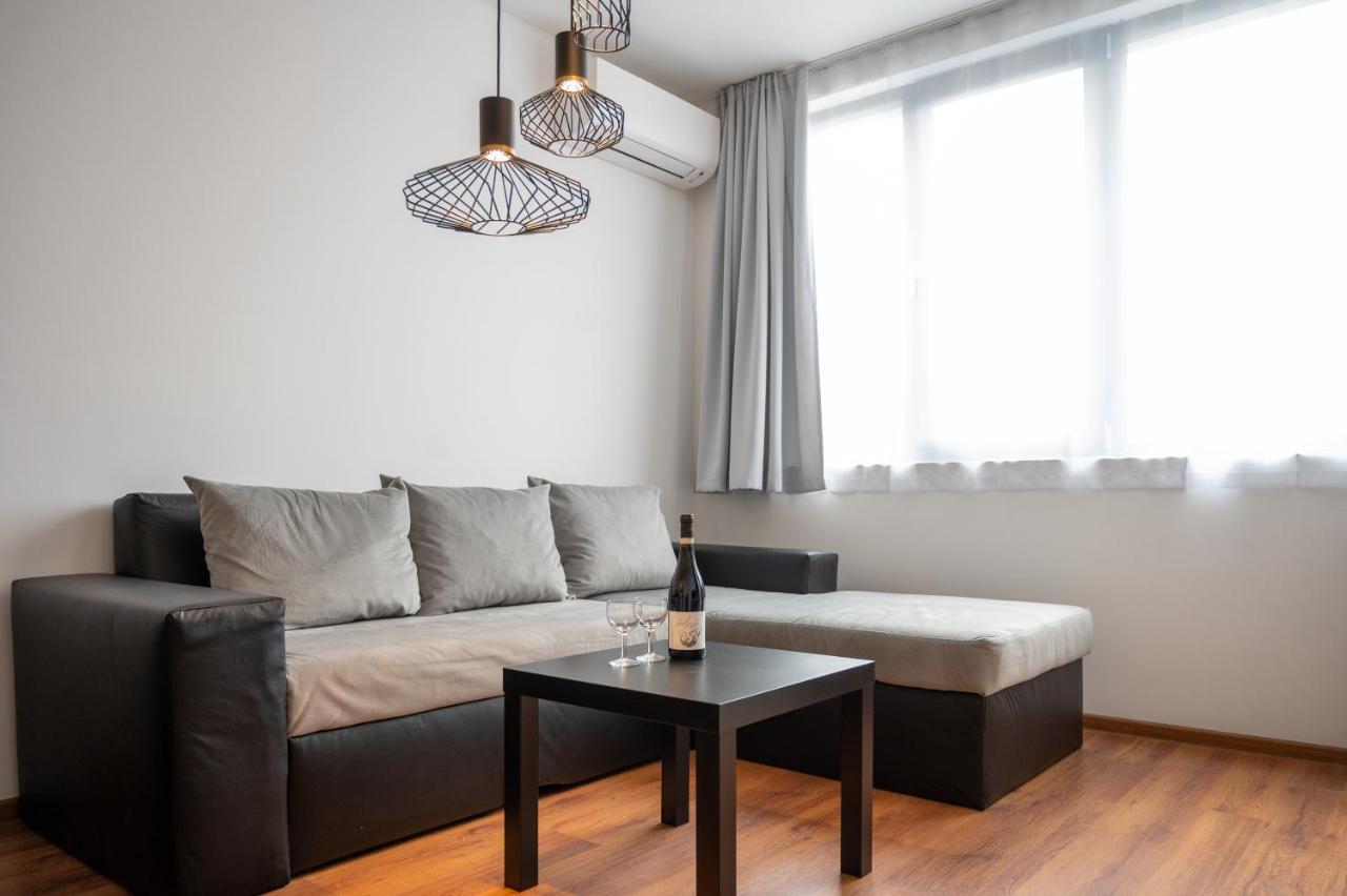 Sunny 1Bdr Apartment Near Center صوفيا المظهر الخارجي الصورة
