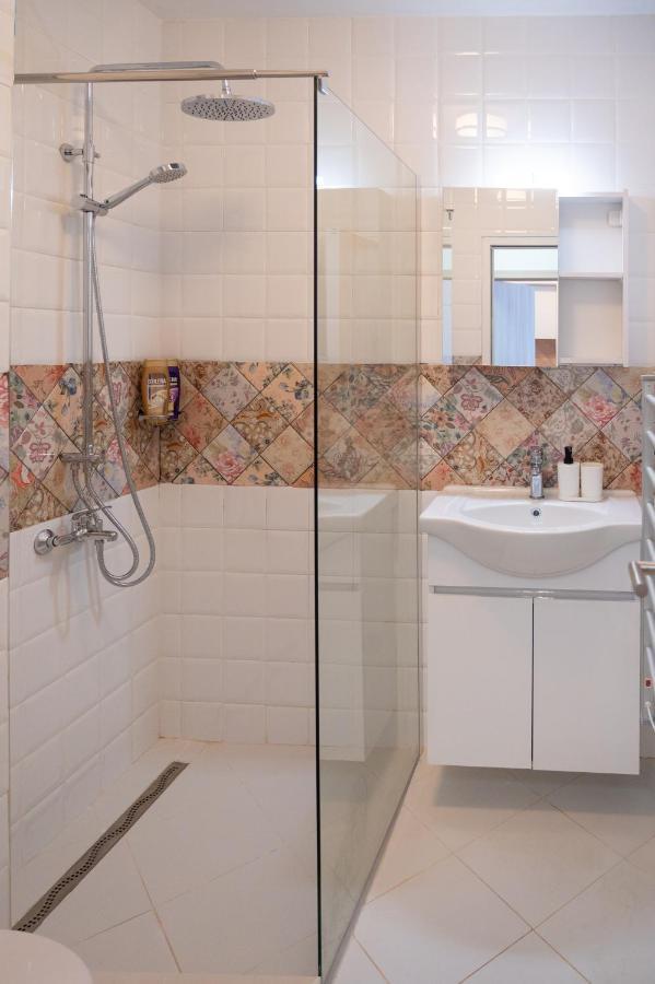 Sunny 1Bdr Apartment Near Center صوفيا المظهر الخارجي الصورة