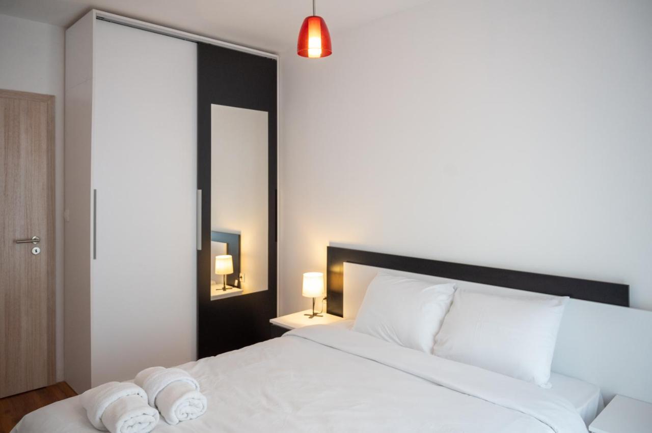 Sunny 1Bdr Apartment Near Center صوفيا المظهر الخارجي الصورة